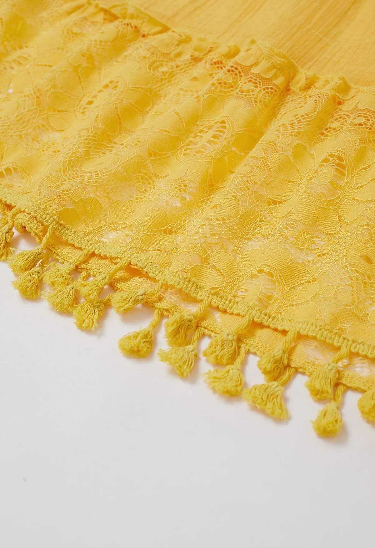 Dolly-Kleid mit Cutwork-Spitze und Quastenbesatz in Gelb
