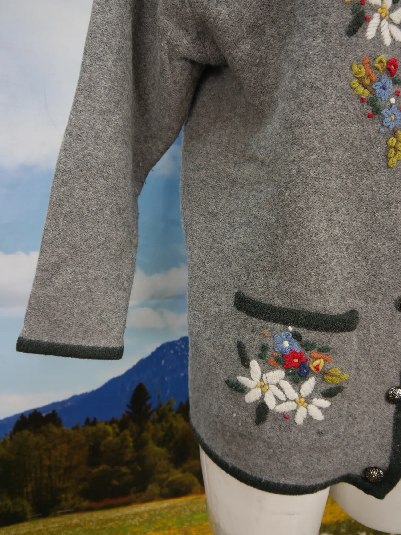 Entzückende Strickjacke mit wunderbaren Stickereien Trachtenjacke Jacke Gr.46
