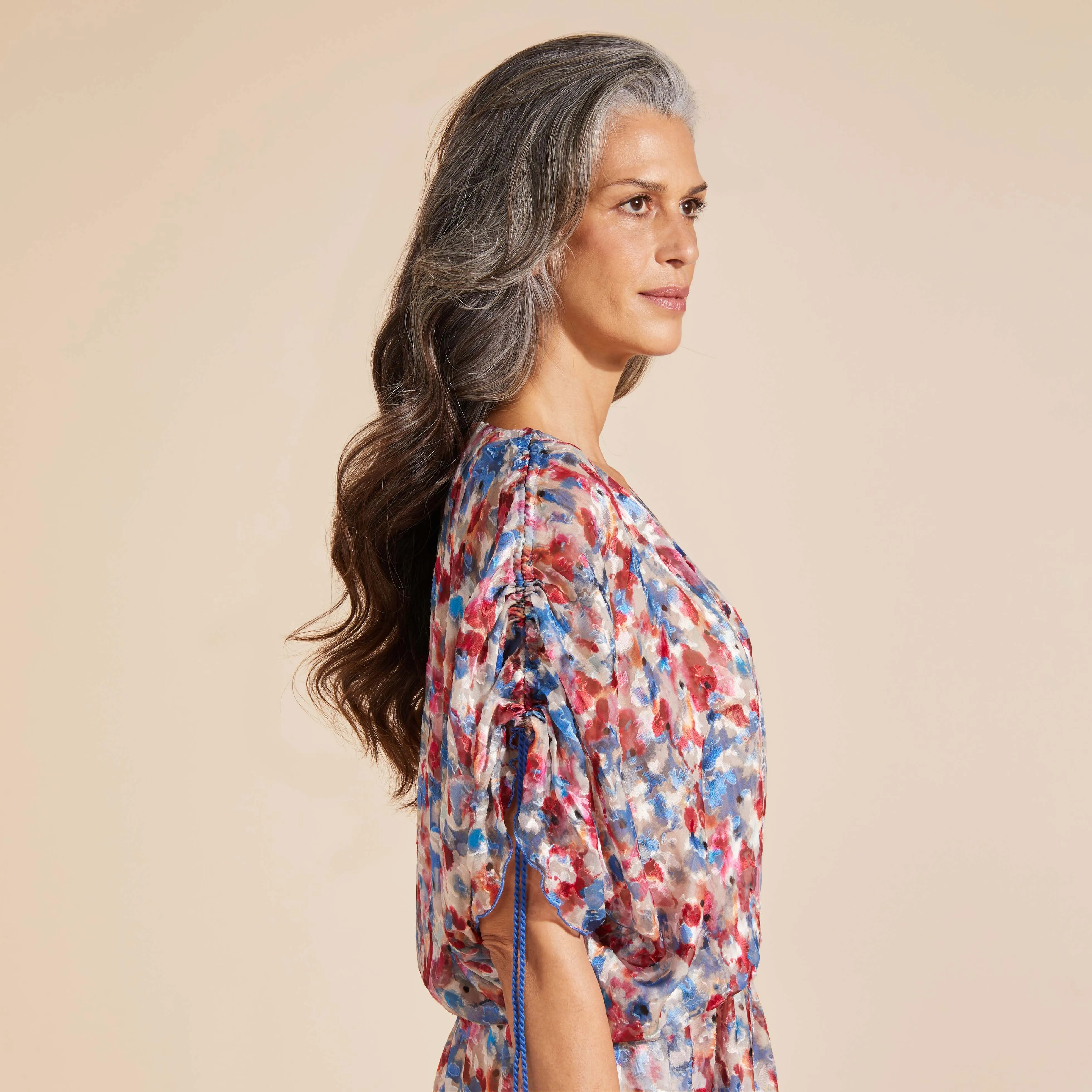 Fließendes Flowers in the Sky Strandkleid aus Viskose für Damen