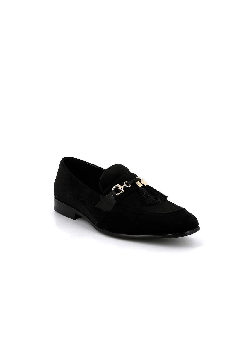 Herren-Slipper in Samtoptik mit Schnalle und Pompon-Accessoire