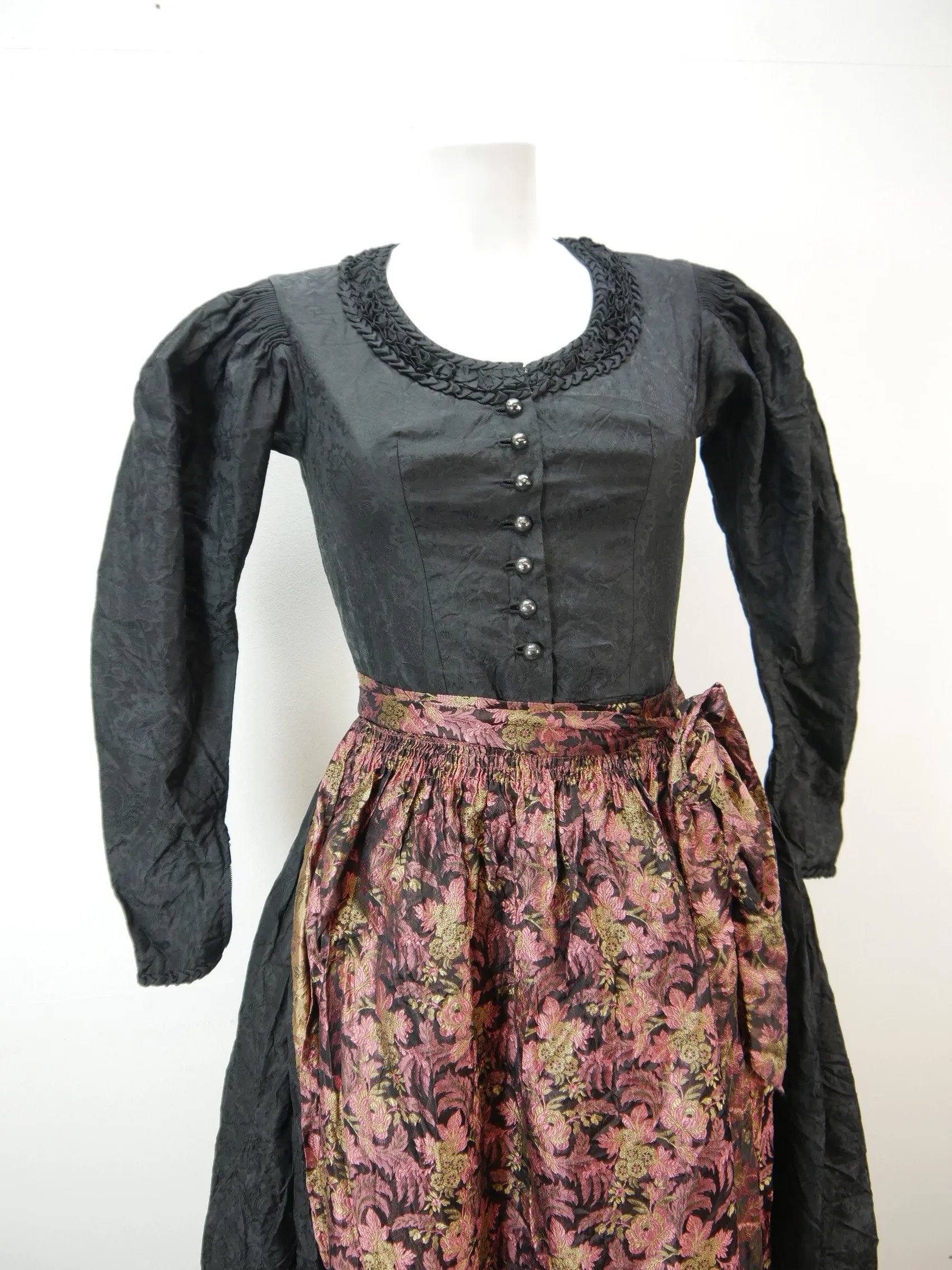 Herrlich 60er Jahre schwarz mit Borte süßes Vintage Dirndl mit Schürze Gr.36