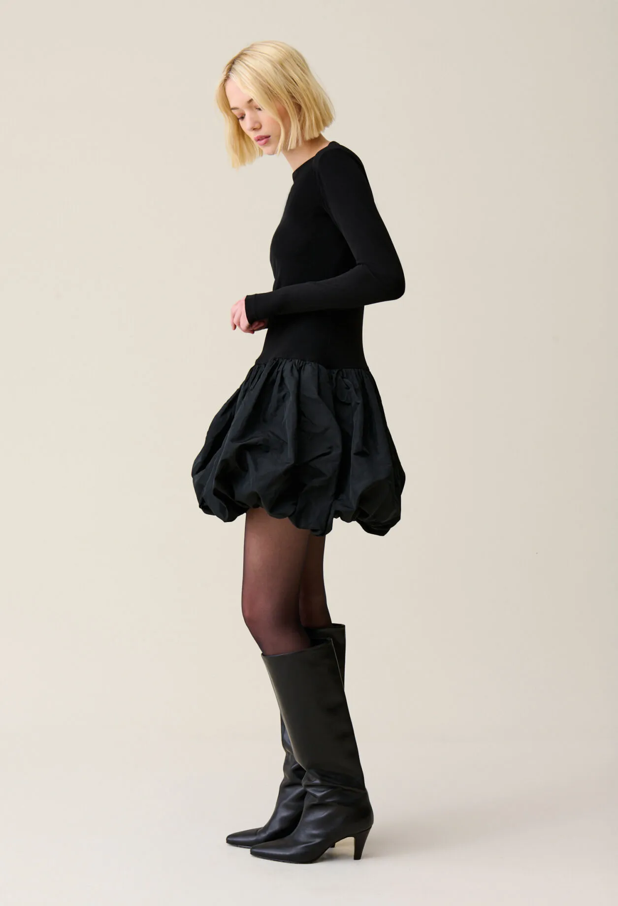 Schwarzes Kleid mit Ballonrock