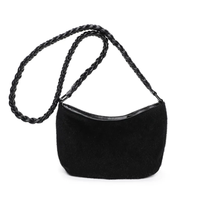 Tasche aus Kunstfell mit geflochtenem Schultergurt
