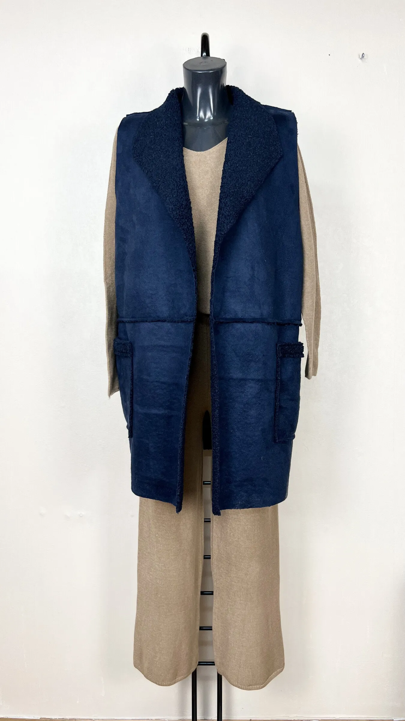 Ärmellose Schaffelljacke mit Tasche.
