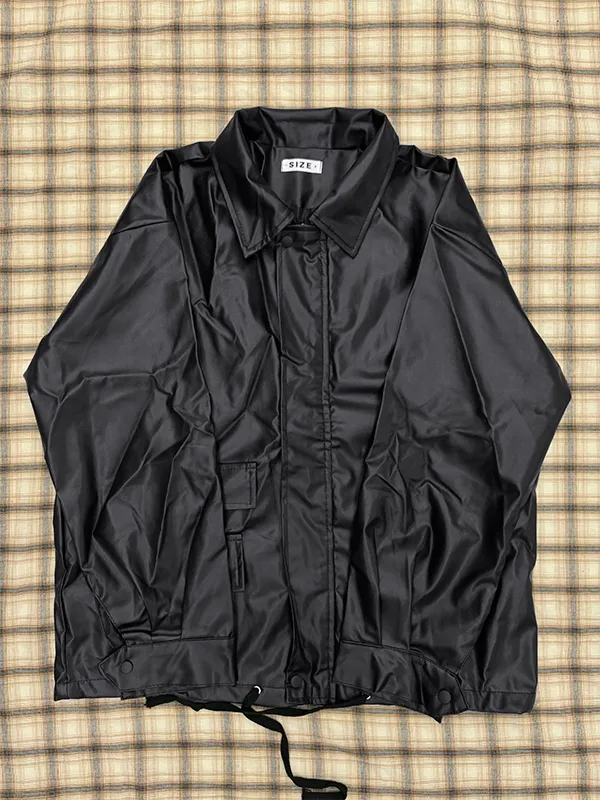 Übergroße schwarze Kunstlederjacke